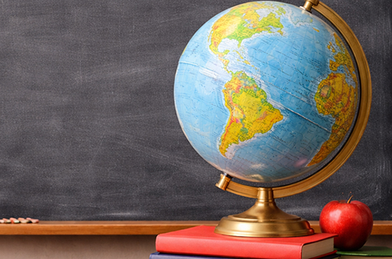 Fotografia con mappamondo e lavagna