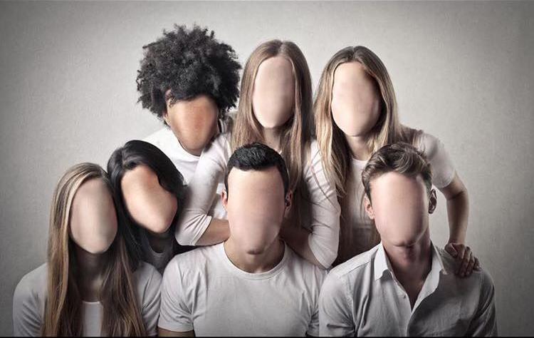 Gruppo di persone con volti cancellati