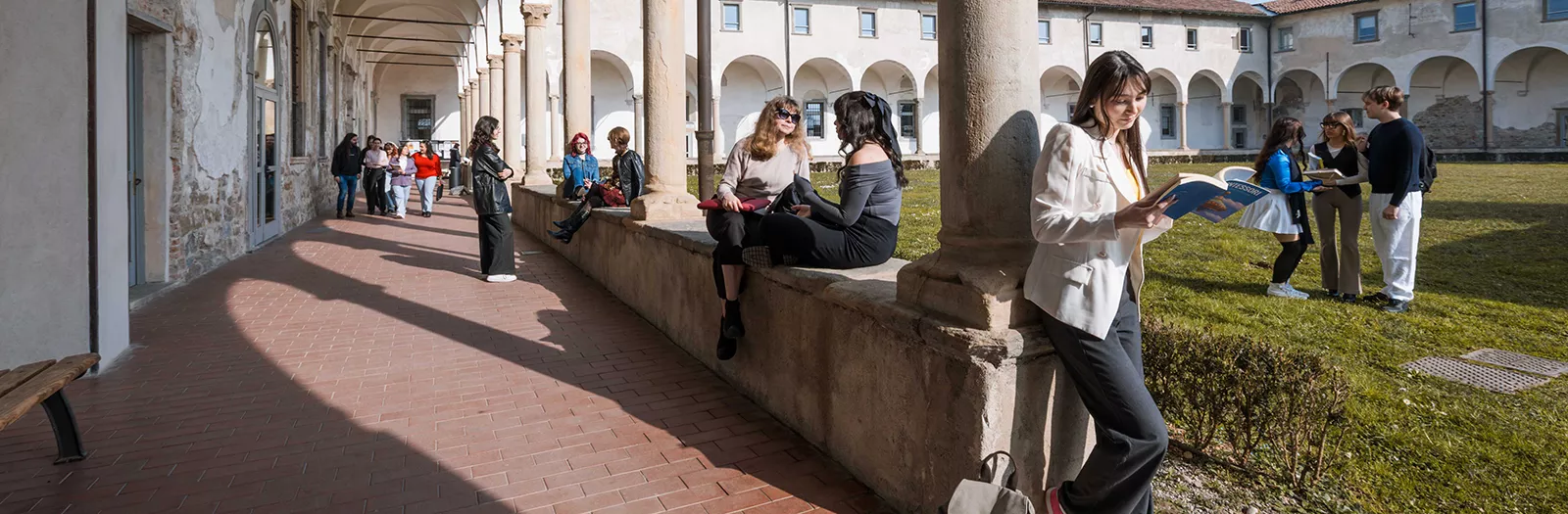 Studenti e studentesse nel Chiostro maggiore di S. Agostino. Ph. Cristina Palmieri UniBg