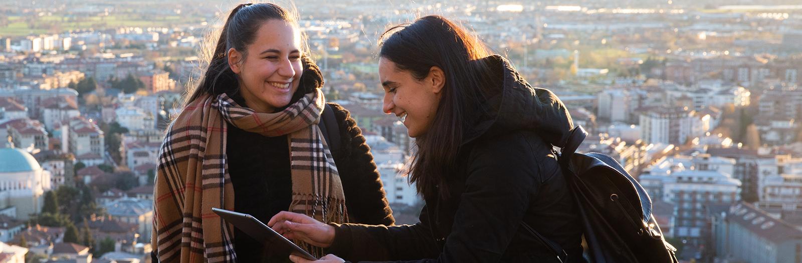 Studentesse sulle mura di Bergamo alta. Ph. Laura Pietra