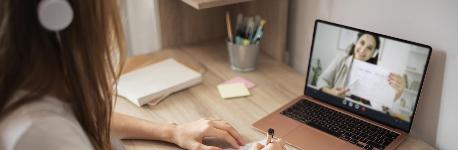 Studentessa segue lezione online