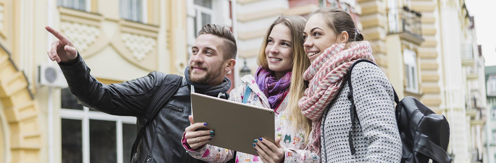 Giovani in esplorazione di una città