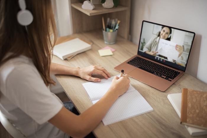Studentessa segue lezione online