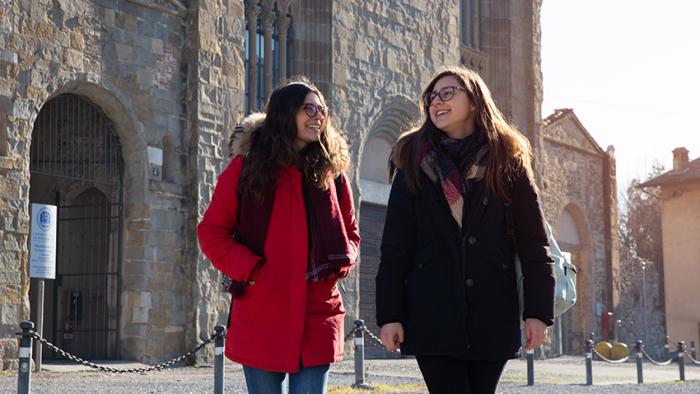 Studentesse all'esterno della sede di S. Agostino | Ph. Laura Pietra