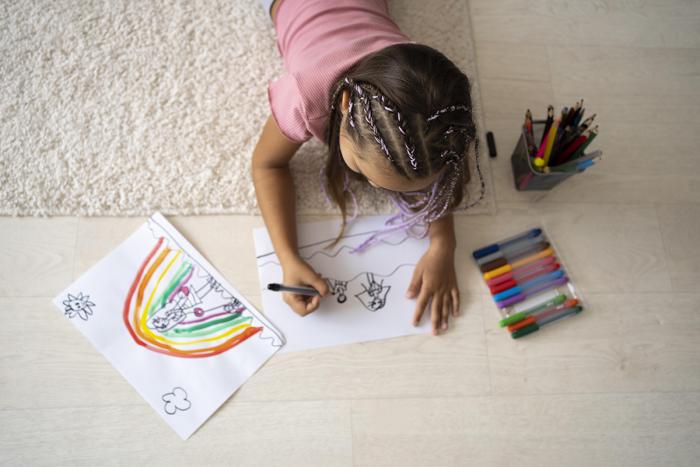 Bambina che disegna in casa