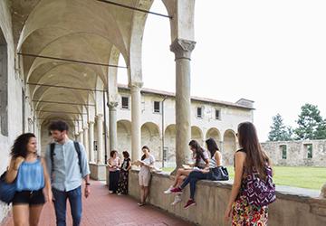 Studenti nel chiostro maggiore di S. Agostino. Ph Laura Pietra